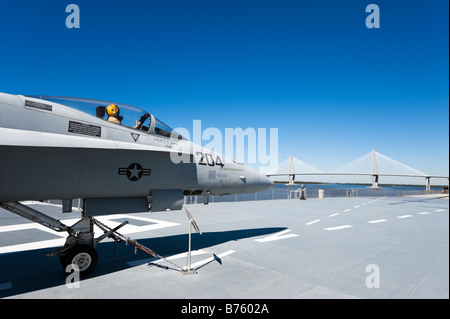 F-14A Tomcat an Deck der USS Yorktown Flugzeugträger mit Ravenel Bridge hinter Patriots Point Naval Museum, Charleston Stockfoto