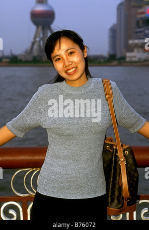 1, 1, chinesische Frau, erwachsene Frau, Erwachsener, Frau, Augenkontakt, Vorderansicht, den Bund, den Waitan, Stadt Shanghai, Shanghai, China Stockfoto