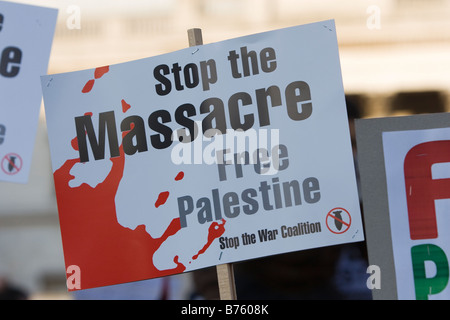 Palästinensische Demonstranten in London s Trafalgar Square zusammen mit geschätzten 50 000 Demonstranten gegen Israel s Bombardierung des Gazastreifens Stockfoto