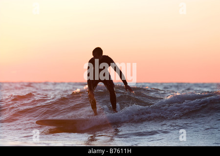 Erfahrene Surfer Reiten kleine Welle am Lake Michigan Stockfoto