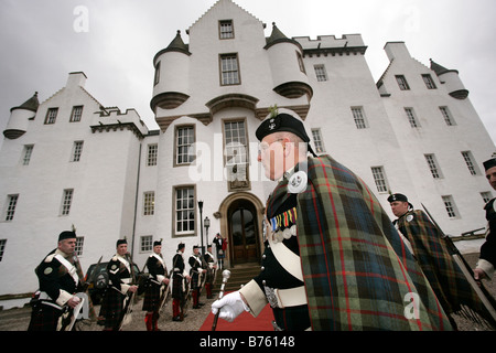 Die Atholl Highlanders auf der Parade in Blair Castle Blair Atholl der Atholl Highlanders sind Europas einzig verbliebene Privatarmee Stockfoto