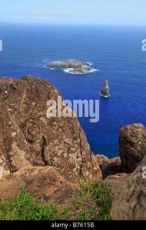 Moto Nui Inselchen ist Orongo Steindorf und zeremonielle Zentrum an der südwestlichen Spitze von Rapa Nui (Osterinsel). Stockfoto