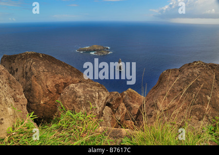 Moto Nui Inselchen ist Orongo Steindorf und zeremonielle Zentrum an der südwestlichen Spitze von Rapa Nui (Osterinsel). Stockfoto