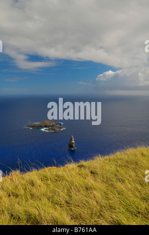 Moto Nui Inselchen ist Orongo Steindorf und zeremonielle Zentrum an der südwestlichen Spitze von Rapa Nui (Osterinsel). Stockfoto