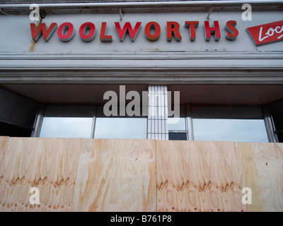 Mit Brettern vernagelt Front eines schließlich geschlossenen shop Woolworths-Januar 2009 Stockfoto