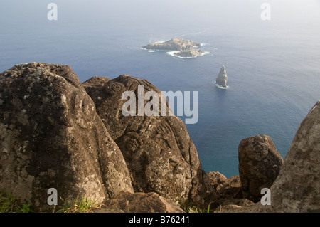 Moto Nui Inselchen ist Orongo Steindorf und zeremonielle Zentrum an der südwestlichen Spitze von Rapa Nui (Osterinsel). Stockfoto