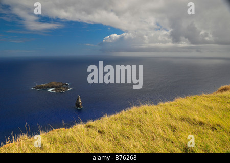 Moto Nui Inselchen ist Orongo Steindorf und zeremonielle Zentrum an der südwestlichen Spitze von Rapa Nui (Osterinsel). Stockfoto