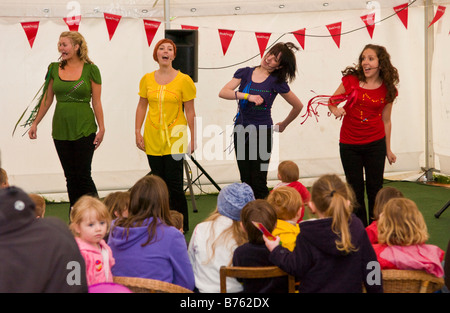 Unterhaltung im Bereich Kinder an den Guardian Hay Festival 2008 Hay on Wye Powys Wales UK Stockfoto