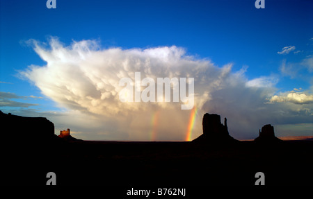 Sommergewitter und Regenbogen über die Handschuhe, Monument Valley, Arizona Stockfoto