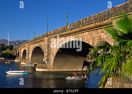 Bootfahren unter London Brücke, Lake Havasu City, Arizona Stockfoto