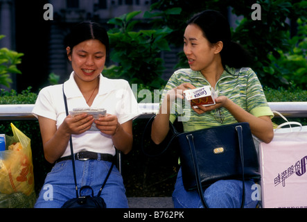 2, 2, Chinesische, chinesische Frauen, Frauen, Frauen, Freunde sprechen, den Bund, den waitan, Shanghai, Shanghai Municipality, China, Asien Stockfoto