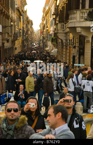 Menschen auf dem Platz Piazza di Spagna im Centro Storico Rom Italien Europa Stockfoto