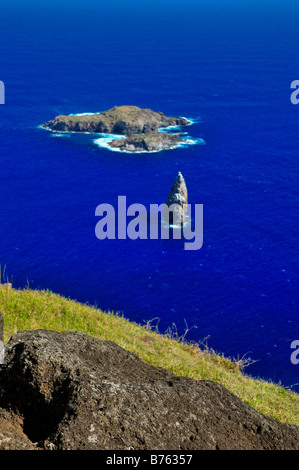 Moto Nui Inselchen ist Orongo Steindorf und zeremonielle Zentrum an der südwestlichen Spitze von Rapa Nui (Osterinsel). Stockfoto