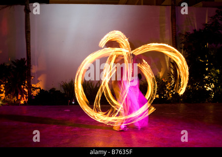 Feuertänzer setzen auf eine Show in der Nacht in Playa Del Carmen Mexico Stockfoto