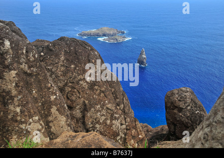 Moto Nui Inselchen ist Orongo Steindorf und zeremonielle Zentrum an der südwestlichen Spitze von Rapa Nui (Osterinsel). Stockfoto