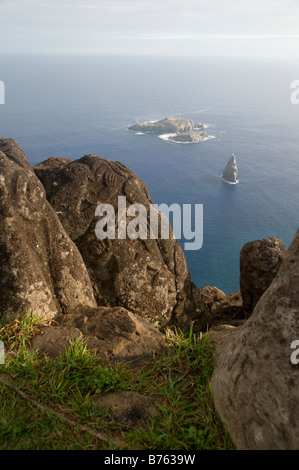 Moto Nui Inselchen ist Orongo Steindorf und zeremonielle Zentrum an der südwestlichen Spitze von Rapa Nui (Osterinsel). Stockfoto