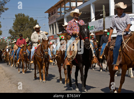 CABALLEROS oder mexikanischen Cowboys Reiten in die Stadt für das Festival der Jungfrau von GUADALUPE LOS RODRIGUEZ GUANAJUATO Mexiko Stockfoto