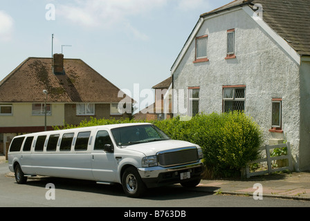 Eine weiße Stretch-Limousine vor einem Vorstadthaus in Brighton geparkt. Stockfoto