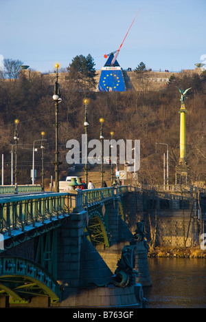 Metronom bei Cechuv die meisten Brücke mit der EU Flagge Kennzeichnung der tschechischen EU-Präsidentschaft im Jahr 2009 in Prag Tschechische Republik Europa Stockfoto