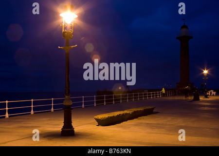 Straßenlaterne auf Whitby Pier in der Nacht November 2009 Stockfoto