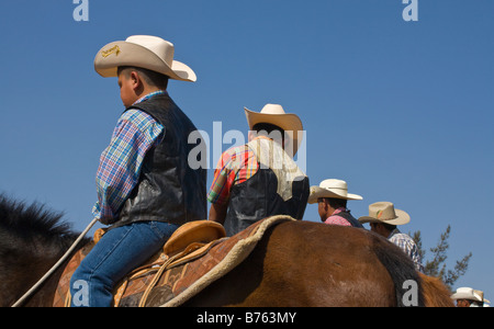 CABALLEROS oder mexikanischen Cowboys Reiten in die Stadt für das Festival der Jungfrau von GUADALUPE LOS RODRIGUEZ GUANAJUATO Mexiko Stockfoto