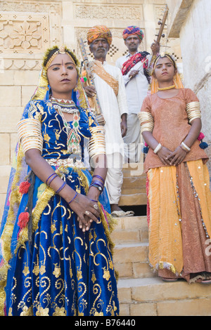 Volkstänzer vor einem Gebäude, Jaisalmer, Rajasthan, Indien Stockfoto