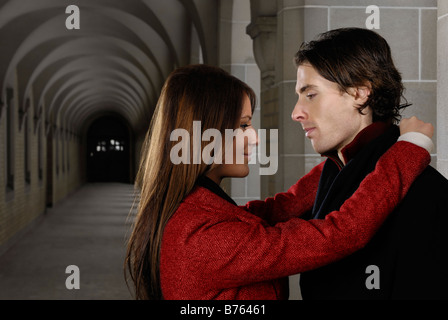 Lizenz erhältlich unter MaximImages.com - Junges romantisches Paar in Umarmung im Freien Stockfoto