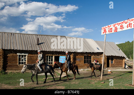 Tuwa Hirten Reitpferde in Hemu Dorf im Kanas Nationalpark in Xinjiang in China Stockfoto