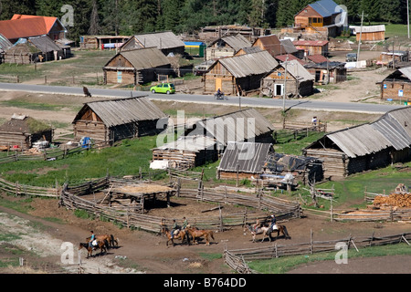 Maschinenbordbuch-Kabinen in Tuwa Dorf im Kanas Nationalpark in Xinjiang in China Stockfoto