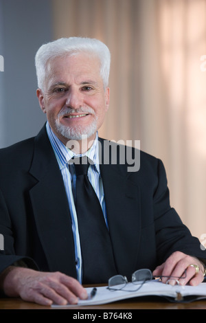 Porträt von reifer Geschäftsmann Stockfoto