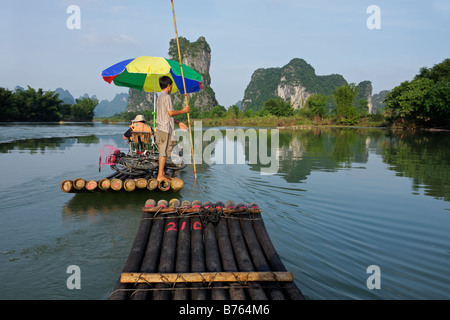 Bambus-Floß mit Touristen auf dem Li-Fluss, Yangshuo, Region Guangxi, China Stockfoto