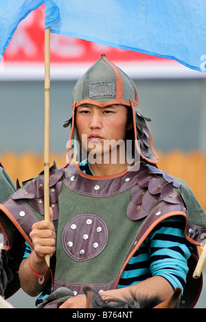 Mongolische Reiter in traditionellen Krieger Outfit auf der Gegentala Wiese touristischen Zentrum, Innere Mongolei, Nordchina Stockfoto