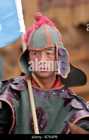 Mongolische Reiter in traditionellen Krieger Outfit auf der Gegentala Wiese touristischen Zentrum, Innere Mongolei, Nordchina Stockfoto