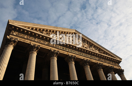 Der Giebel des L'Eglise De La Madeleine in Paris Stockfoto