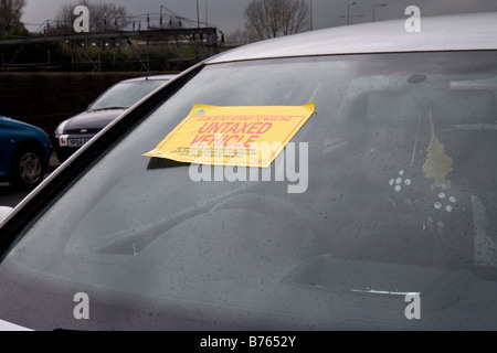 Unversteuerten Fahrzeugs Hinweis auf ein Auto Windschutzscheibe geklebt. Stockfoto