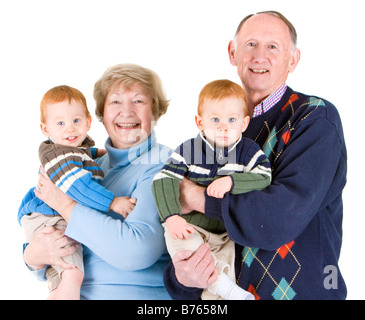 Senior Großeltern mit zwei Enkel Porträt Stockfoto