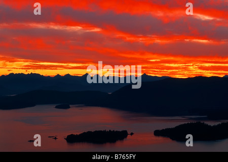 Sonnenuntergang Berg Landschaft Kruzof Insel Baranof Island Alaska Usa Hintergrundbeleuchtung Schatten Stockfoto