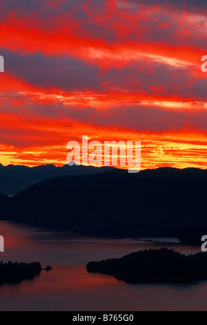 Sonnenuntergang Berg Landschaft Kruzof Insel Baranof Island Alaska Usa Hintergrundbeleuchtung Schatten Stockfoto