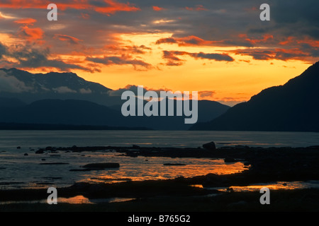 roten Sonnenuntergang Otto See Chilkat Inlet Lynn canal Alaska Usa Nachleuchten Hintergrundbeleuchtung Wasser Wolken Landschaft Landschaft Stockfoto