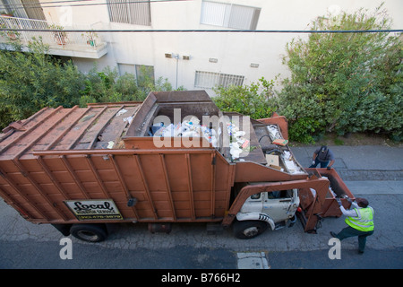 Müllwagen holt Müllcontainer an nicht verwertbaren Müll in West LA Gasse, Kalifornien, USA Stockfoto