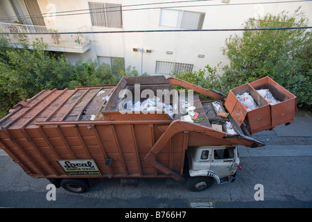 Müllwagen holt Müllcontainer an nicht verwertbaren Müll in West LA Gasse, Kalifornien, USA Stockfoto