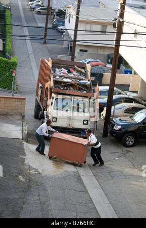 Müllwagen holt Müllcontainer an nicht verwertbaren Müll in West LA Gasse, Kalifornien, USA Stockfoto