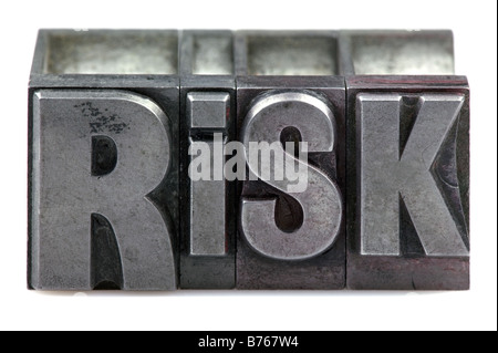 Das Wort Risiko in alten Buchdruck Blöcke isoliert auf weißem Hintergrund Stockfoto