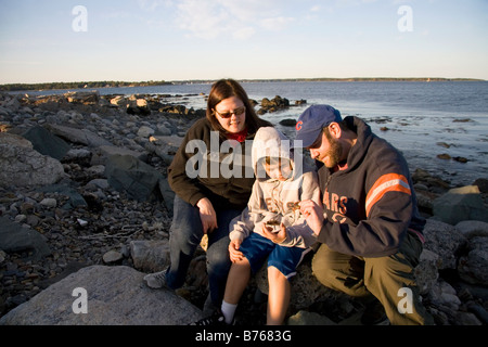 Familie Blick auf eine grüne Krabbe im Odiorne Point State Park in der Nähe der Küste Science Center am Roggen New Hampshire USA Stockfoto