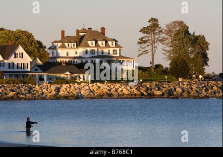 Waterfront in- und Mann Angeln im Dorf von Hampton Beach New Hampshire USA Stockfoto