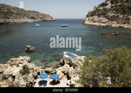 Das klare Wasser des Anthony Quinn Bay Rhodos Griechenland Stockfoto