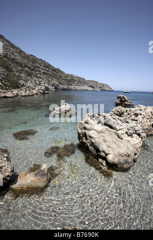 Das klare Wasser des Anthony Quinn Bay Rhodos Griechenland Stockfoto