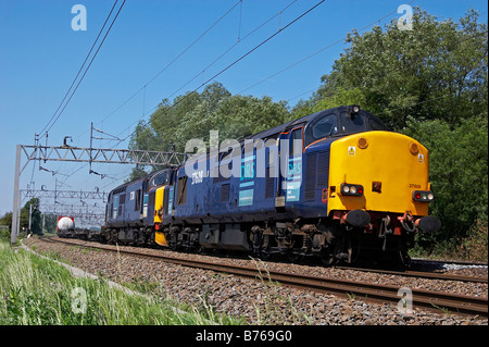 37608 37218 Kopf 4L 46 Ditton Purfleet durch Heamies Farm auf der West Coast Mainline am 9. Juni 2006 Stockfoto