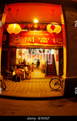 Familie Abendessen Abendessen gemeinsam essen spät am Nighe in Guangzhou China Stockfoto