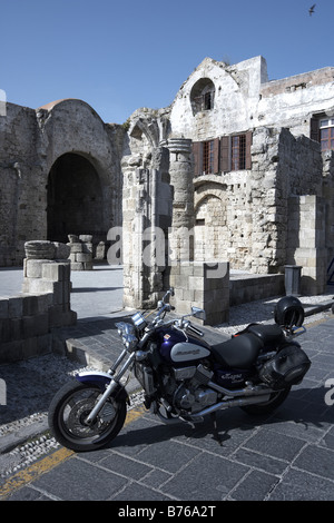 Honda Magna Motorrad geparkt außerhalb der Kirche aus dem 14. Jahrhundert der Virgen de Burgh Rodos Rhodos Griechenland Stockfoto